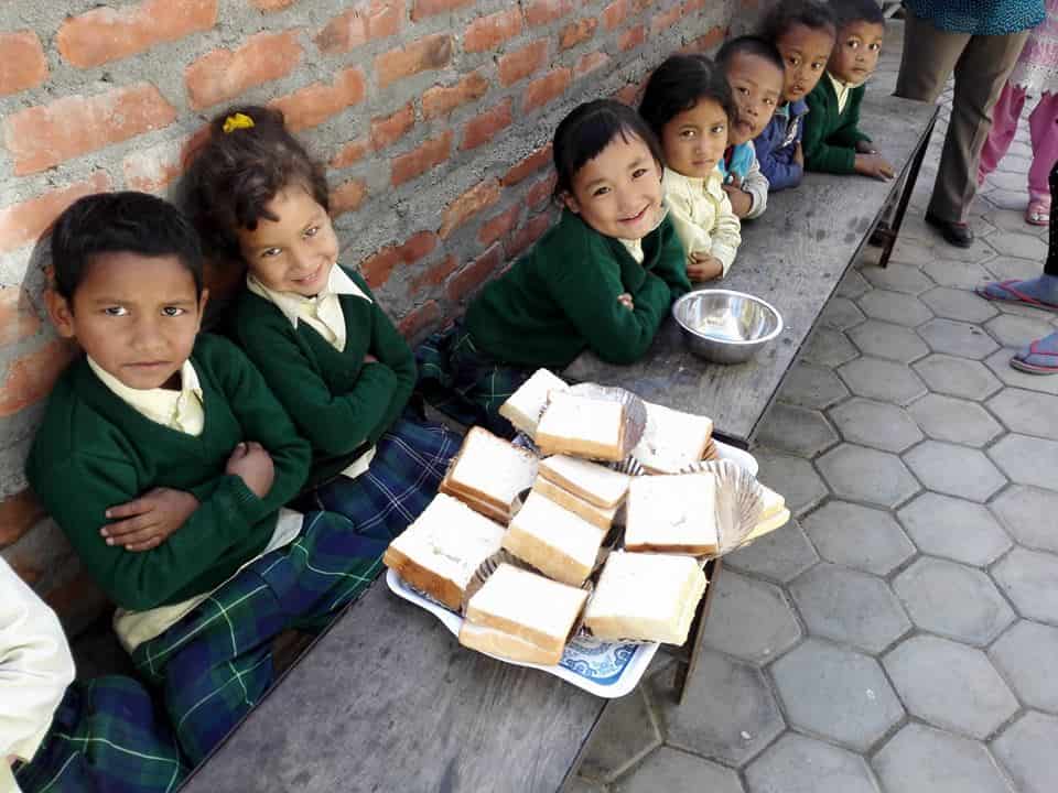 ネパールの子供たちの昼食時間の様子